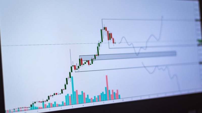 Hammer pattern on Bitcoin 4H chart marking the March 2025 reversal