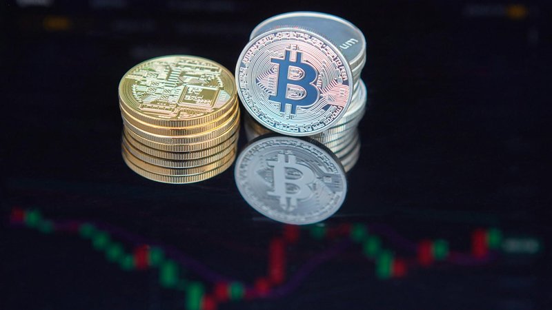 CME-listed Bitcoin futures contracts come in standard and micro sizes, with clear expiration dates and tick values.